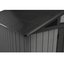 Detailní pohled na zahradní domek se střechou, fasádou a ventilací