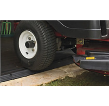 Detailní pohled na zahradní traktor na rampě