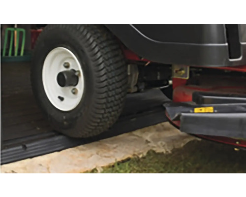 Detailní pohled na zahradní traktor na rampě