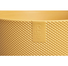 Detailní pohled na květináč s logem Elho a trojrozměrným povrchem