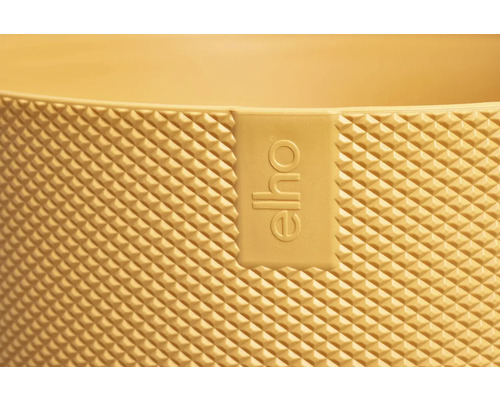 Detailní pohled na květináč s logem Elho a trojrozměrným povrchem