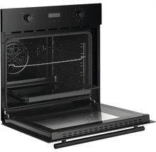 Černá vestavná trouba s otevřenými dvířky, interiér s roštem a plechem na pečení viditelný.