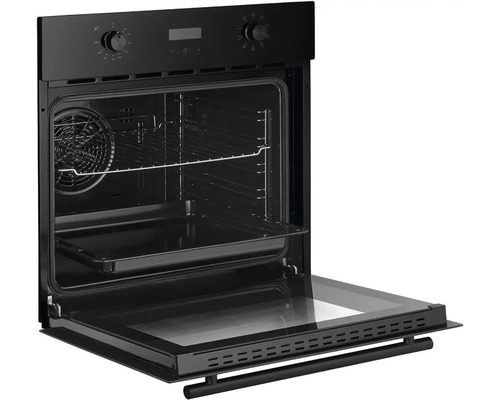 Černá vestavná trouba s otevřenými dvířky, interiér s roštem a plechem na pečení viditelný.