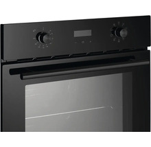 Černá vestavná trouba s otočnými knoflíky a displejem