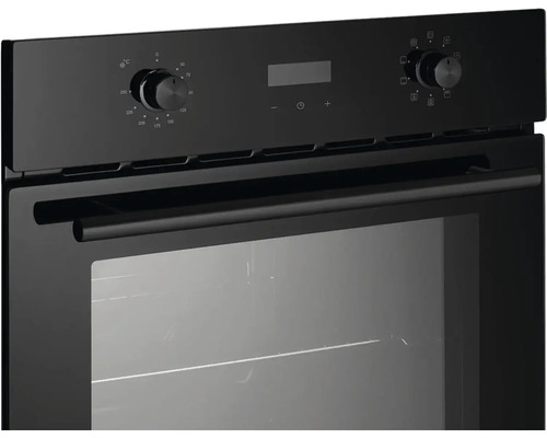 Černá vestavná trouba s otočnými knoflíky a displejem