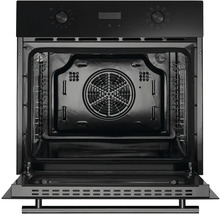 Vestavná trouba s otevřenými dvířky a pohledem do interiéru