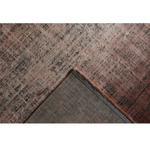Detail vzorovaného koberce s geometrickým vzorem