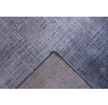 Detailní záběr na strukturovanou podlahovou dlaždici