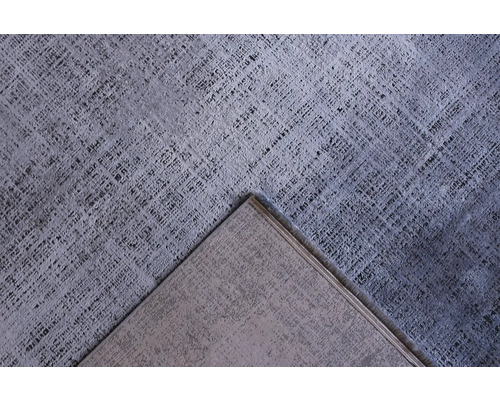 Detailní záběr na strukturovanou podlahovou dlaždici