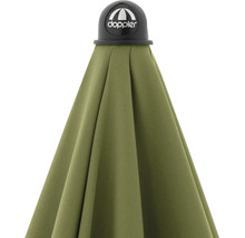 Detailní pohled na zavřený slunečník s logem Doppler