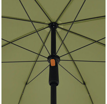 Vnitřní pohled na otevřený slunečník s rámem a rukojetí