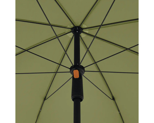 Vnitřní pohled na otevřený slunečník s rámem a rukojetí