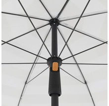 Detailní pohled na průhledný deštník s černým rámem a rukojetí