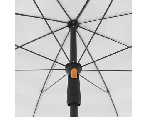 Detailní pohled na průhledný deštník s černým rámem a rukojetí