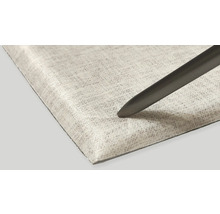 Detail akustického panelu s perem pro absorpci zvuku