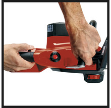 Obsluha akumulátorové pily dvěma rukama