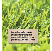 Travnatá plocha s textem s pokyny pro péči o trávník