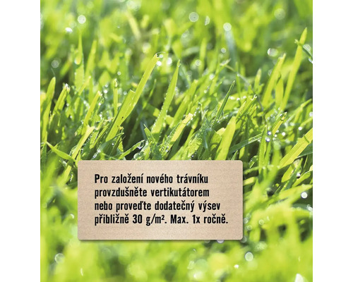 Travnatá plocha s textem s pokyny pro péči o trávník