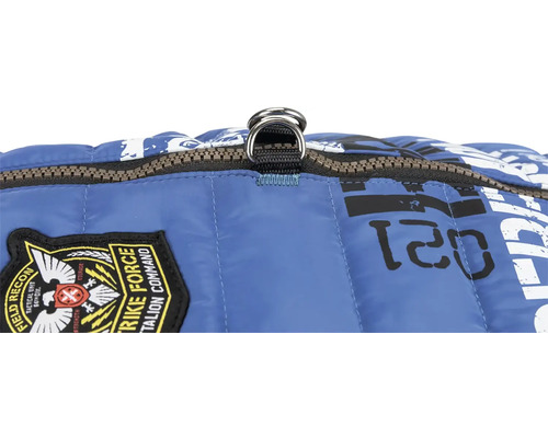 Detailní pohled na modře zbarvenou tašku se zipem a našitou odznakem.