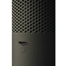 Detailní záběr zařízení s děrovaným vzorem a symbolem odtoku vody