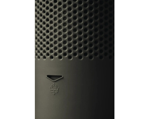 Detailní záběr zařízení s děrovaným vzorem a symbolem odtoku vody