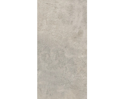 Detailní pohled na betonovou dlaždici s nerovným povrchem