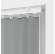 Vertikální žaluzie s lamelami a ovládacím řetízkem pro dekoraci oken