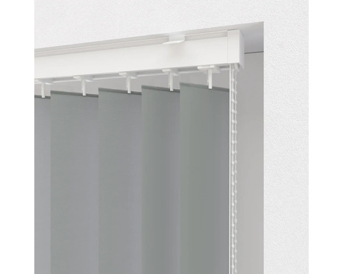 Vertikální žaluzie s lamelami a ovládacím řetízkem pro dekoraci oken