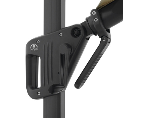 Detailní záběr klikového mechanismu na tyči slunečníku s logem Doppler.