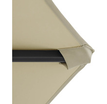 Detailní pohled na zahradní slunečník s černým rámem a potahem slunečníku