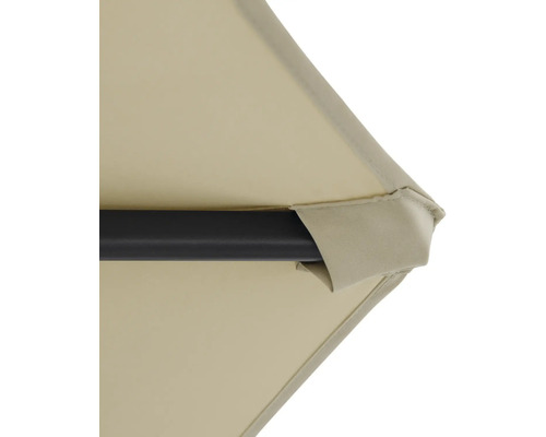 Detailní pohled na zahradní slunečník s černým rámem a potahem slunečníku