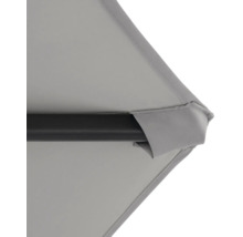 Detailní pohled na šedý potah slunečníku a rám slunečníku.