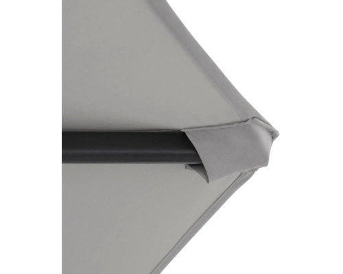 Detailní pohled na šedý potah slunečníku a rám slunečníku.