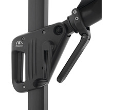 Detailní záběr mechanismu slunečníku s klikou a logem Doppler.