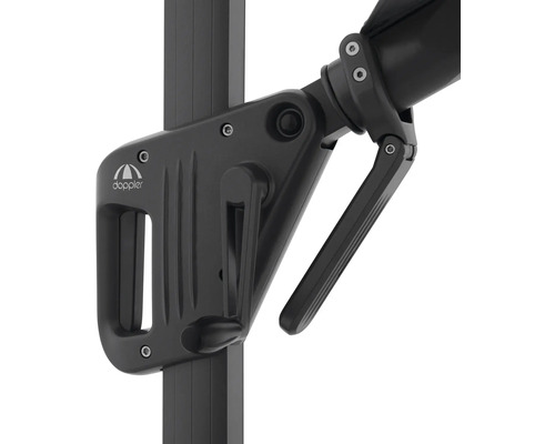 Detailní záběr mechanismu slunečníku s klikou a logem Doppler.