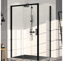 Sprchový kout s černým rámem a sprchovým systémem před bílou zdí