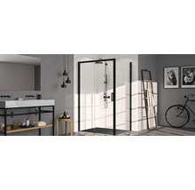 Moderní koupelna se sprchou, umyvadlem a dekorativními prvky.