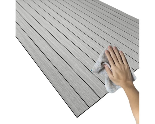 Osoba čistí podlahovou krytinu s dřevěným vzhledem hadříkem