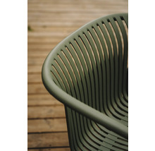 Detail zahradní židle se zakřivenými lamelami