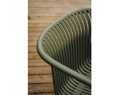 Detail zahradní židle se zakřivenými lamelami