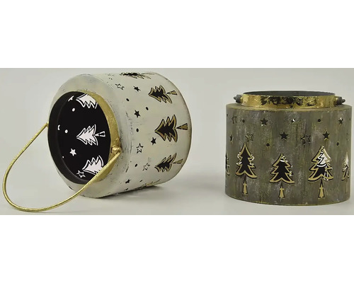 Dva dekorativní svícny s vyřezávanými hvězdami a motivy vánočního stromku.