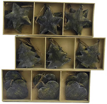 Dřevěná krabička s ozdobami na vánoční stromek ve tvaru hvězd, stromků a srdcí