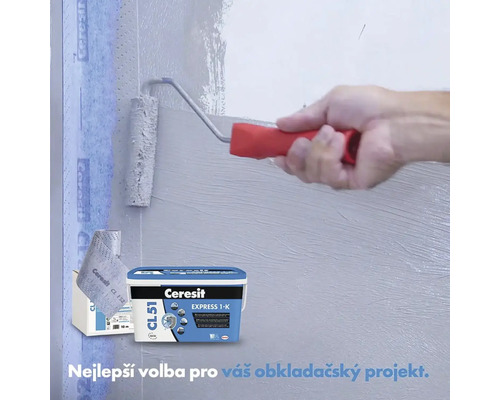 Aplikace těsnicí hmoty válečkem na barvu, vidíte kbelík Ceresit CL 51 Express 1-K a těsnicí manžetu Ceresit CL 152