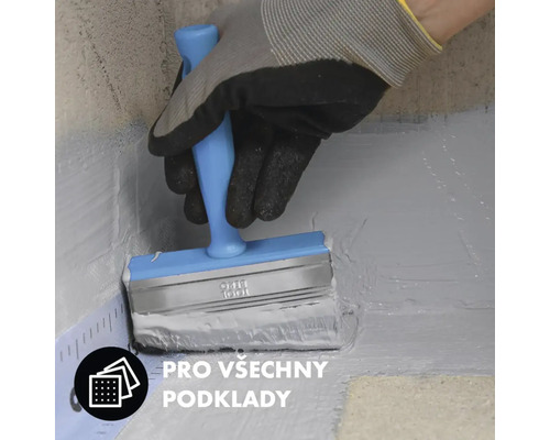Osoba nanáší nátěr štětcem na povrch.