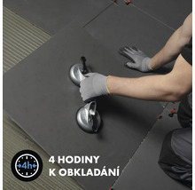 Obkladač pokládá velkoformátové dlaždice pomocí přísavek