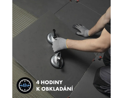 Obkladač pokládá velkoformátové dlaždice pomocí přísavek