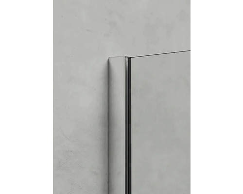 Detail sprchového koutu s kovovým rámem