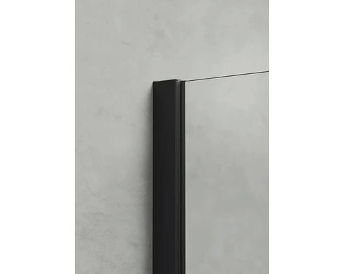 Detail sprchového koutu s černým rámem