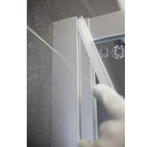 Detailní pohled na sprchový kout s těsnicím profilem