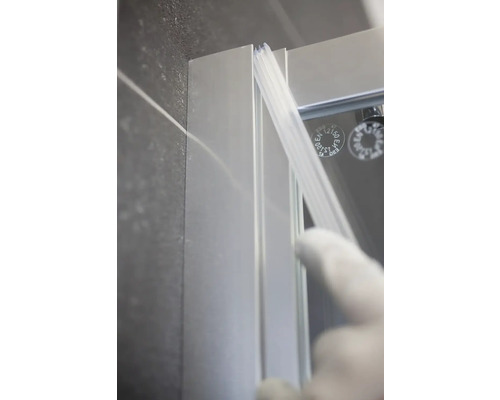 Detailní pohled na sprchový kout s těsnicím profilem